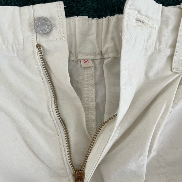 Levi’s Pleated Utility Women’s Shorts - Picture 6 of 10